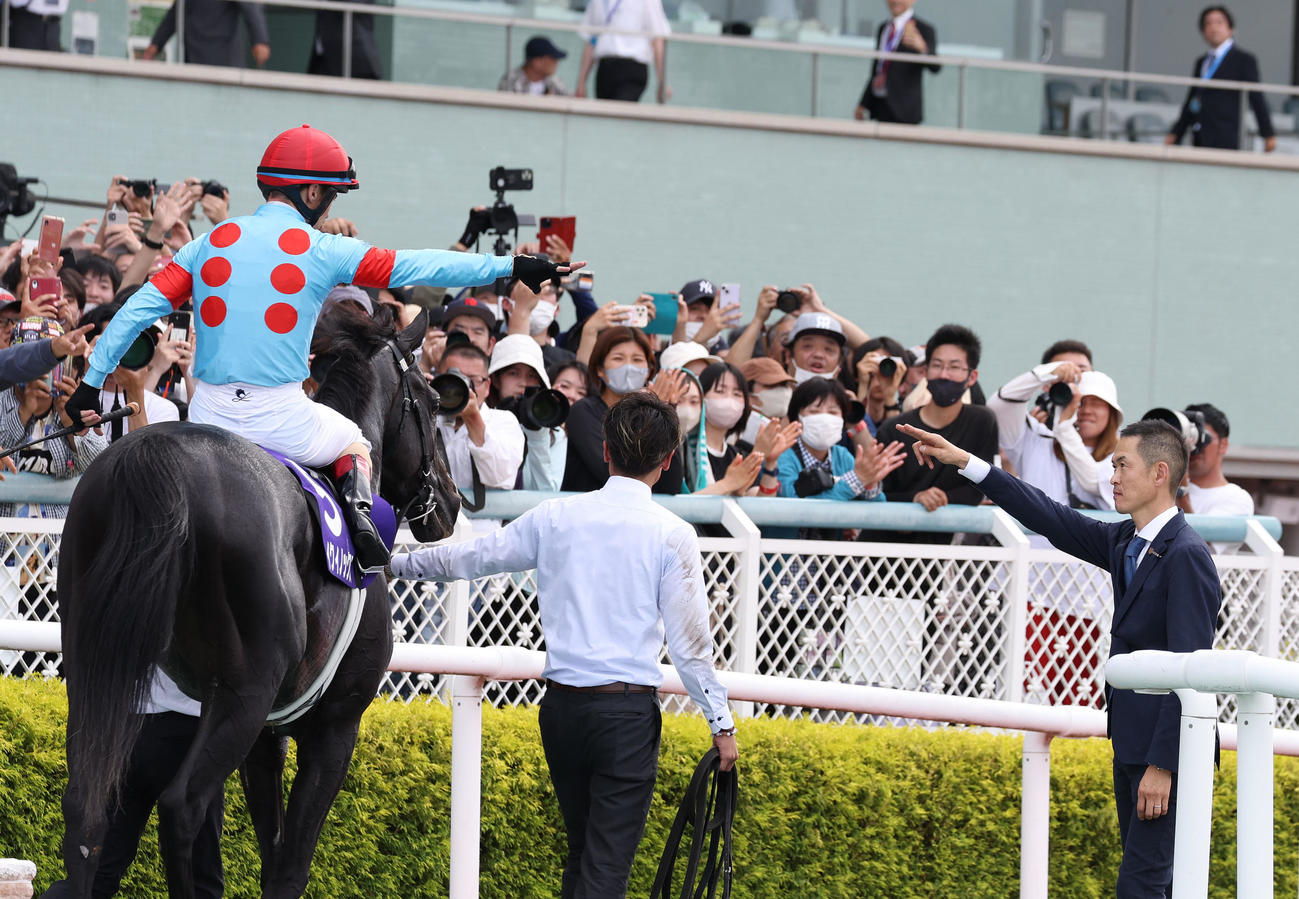 イクイノックスで宝塚記念を制したC・ルメール騎手（左）を出迎える木村師（撮影・白石智彦）