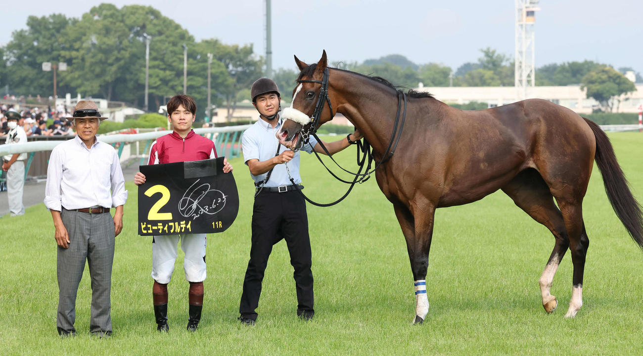 パラダイスSを制したビューティフルデイの口取りをする国枝師（左）と三浦騎手（中央）（撮影・丹羽敏通）