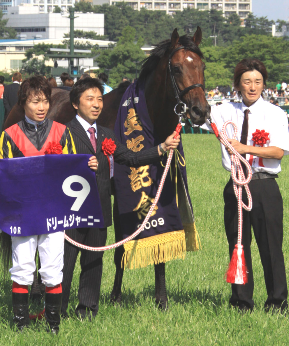 09年6月、ドリームジャーニーと池添騎手（左）が宝塚記念を制し笑顔を見せる