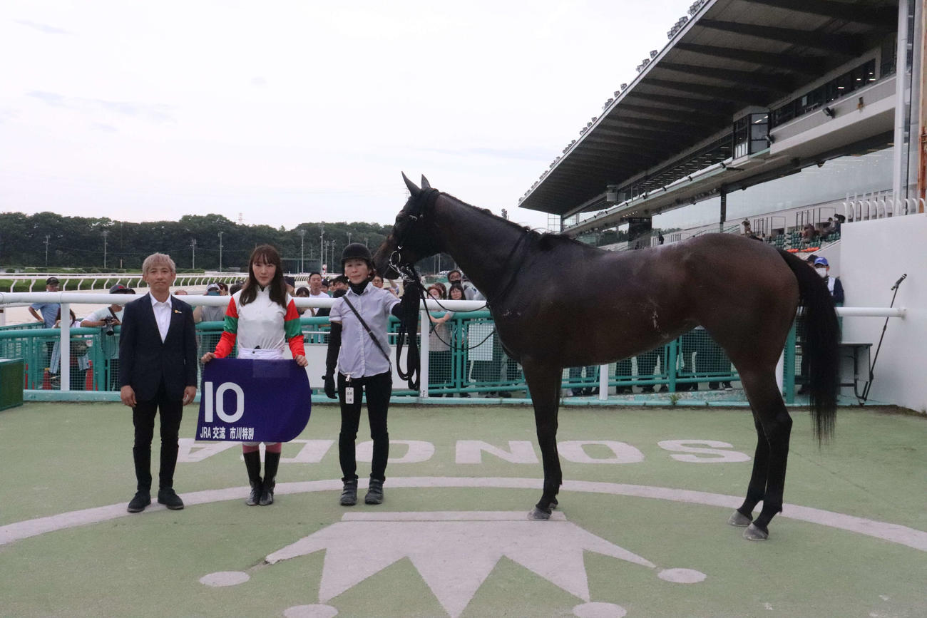 園田8R市川特別を勝利した永島騎手（中央）。左は師匠の高橋康之調教師