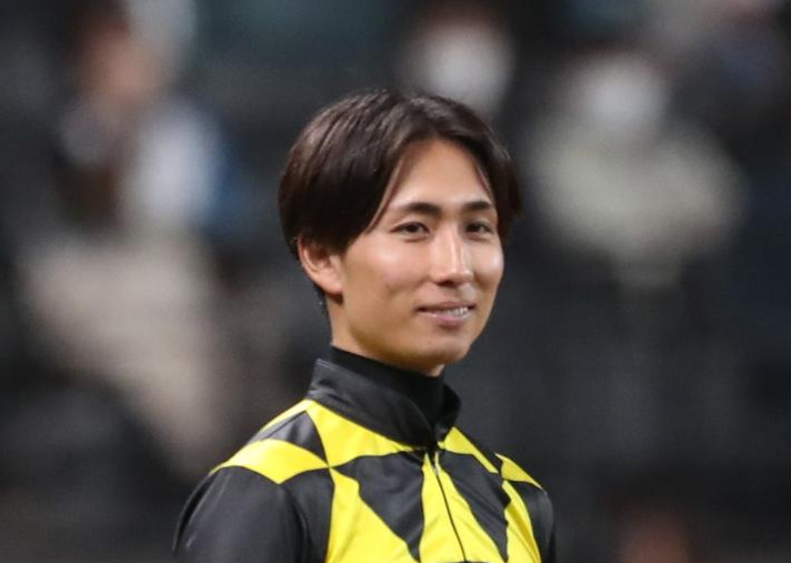 日本ハム対西武　始球式のためマウンドに向かう落合騎手（撮影・黒川智章）