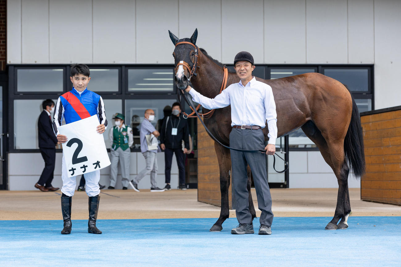 函館1R、2歳未勝利を勝ち上がったナナオと佐々木騎手（右）（撮影・村野早祐）