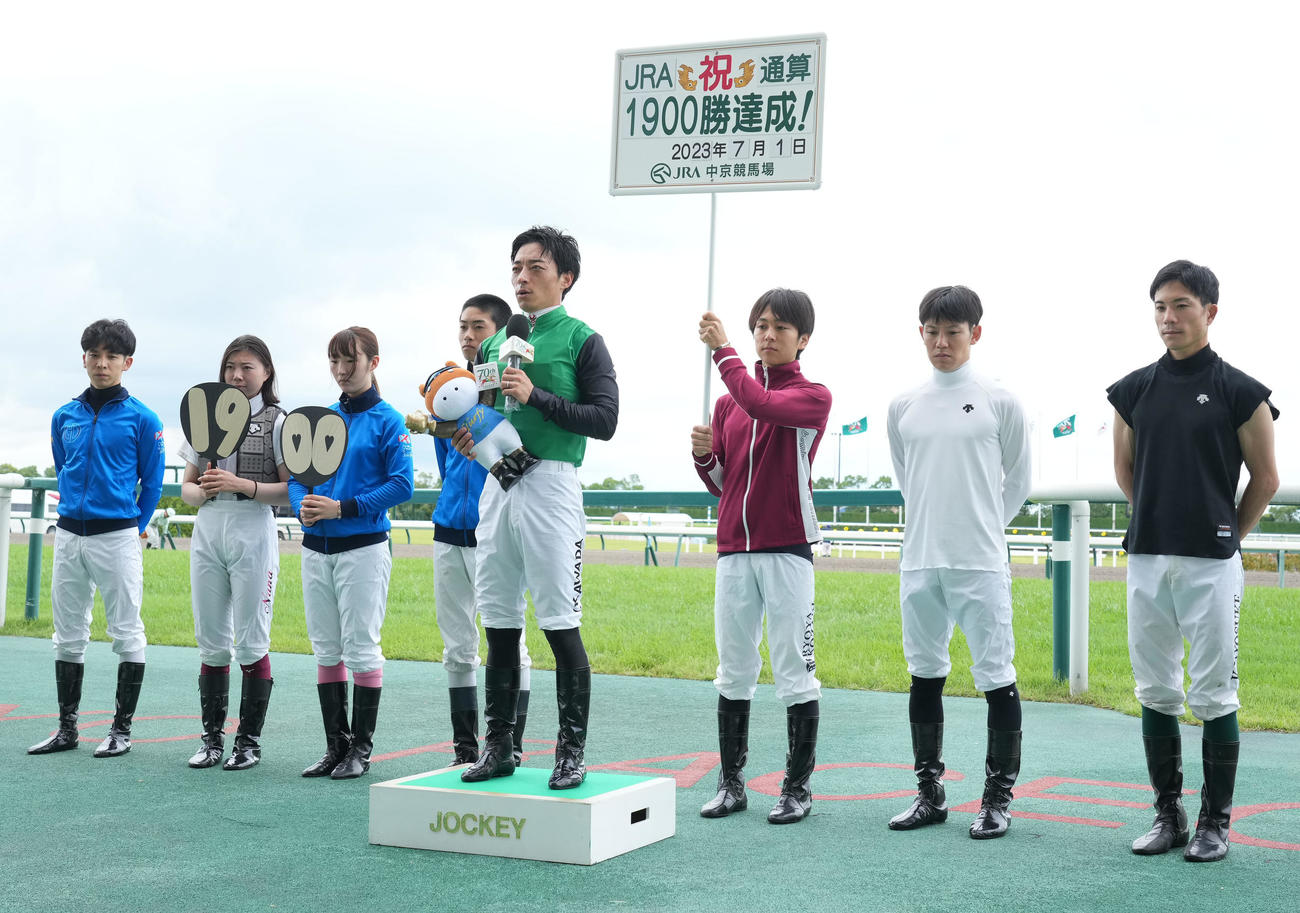 中京5RでJRA通算1900勝を達成した川田騎手（中央）（撮影・森本幸一）