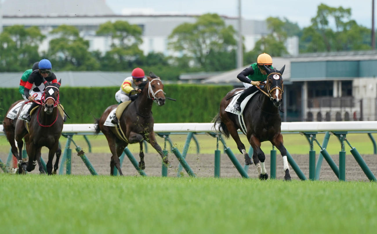 中京5R新馬戦を制したクリノハレルヤと川田騎手（右）（撮影・森本幸一）