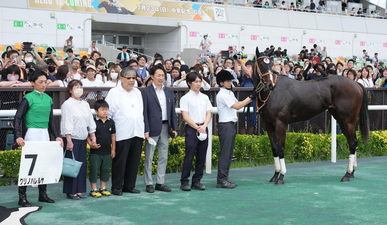 中京5R新馬戦を制したクリノハレルヤと川田騎手（左）