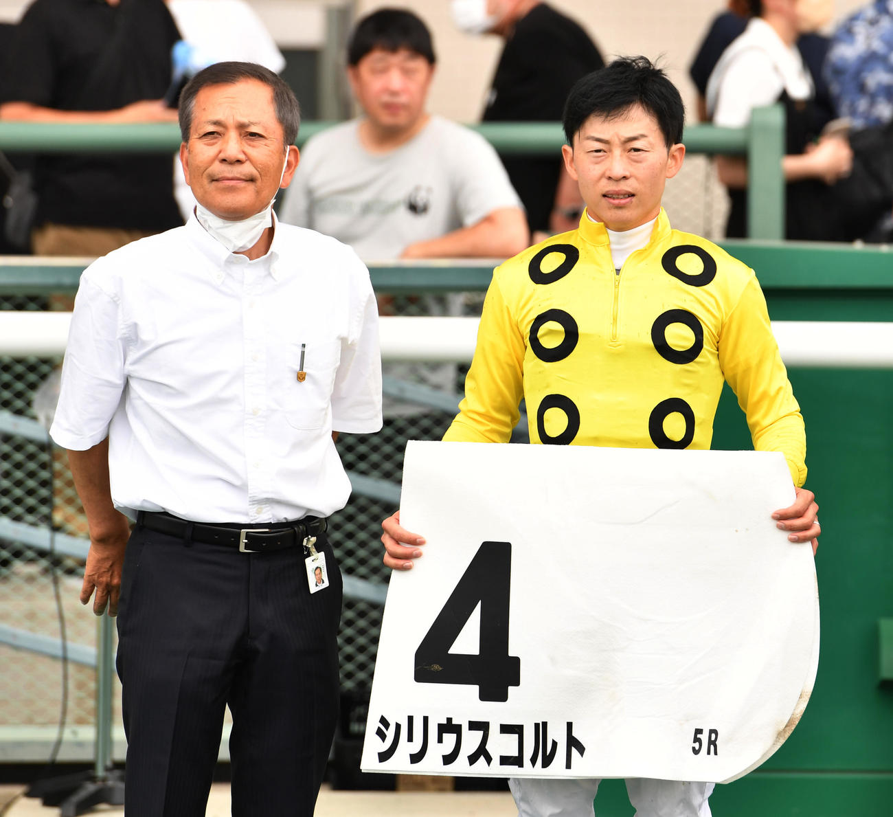 福島5R、新馬戦を制したシリウスコルトの宗像調教師（左）、丸田騎手（撮影・柴田隆二）