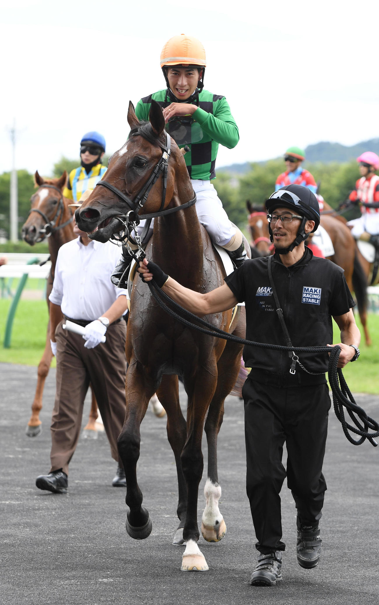 福島5R、新馬戦を制したピンクヴェノムと木幡巧騎手（撮影・柴田隆二）