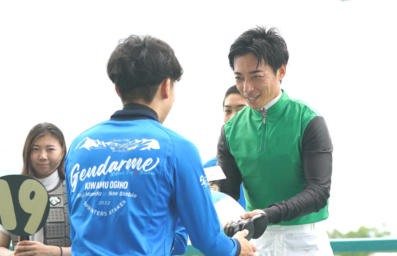 JRA通算1900勝を達成し、記念品を受け取る川田騎手（右）（撮影・森本幸一）