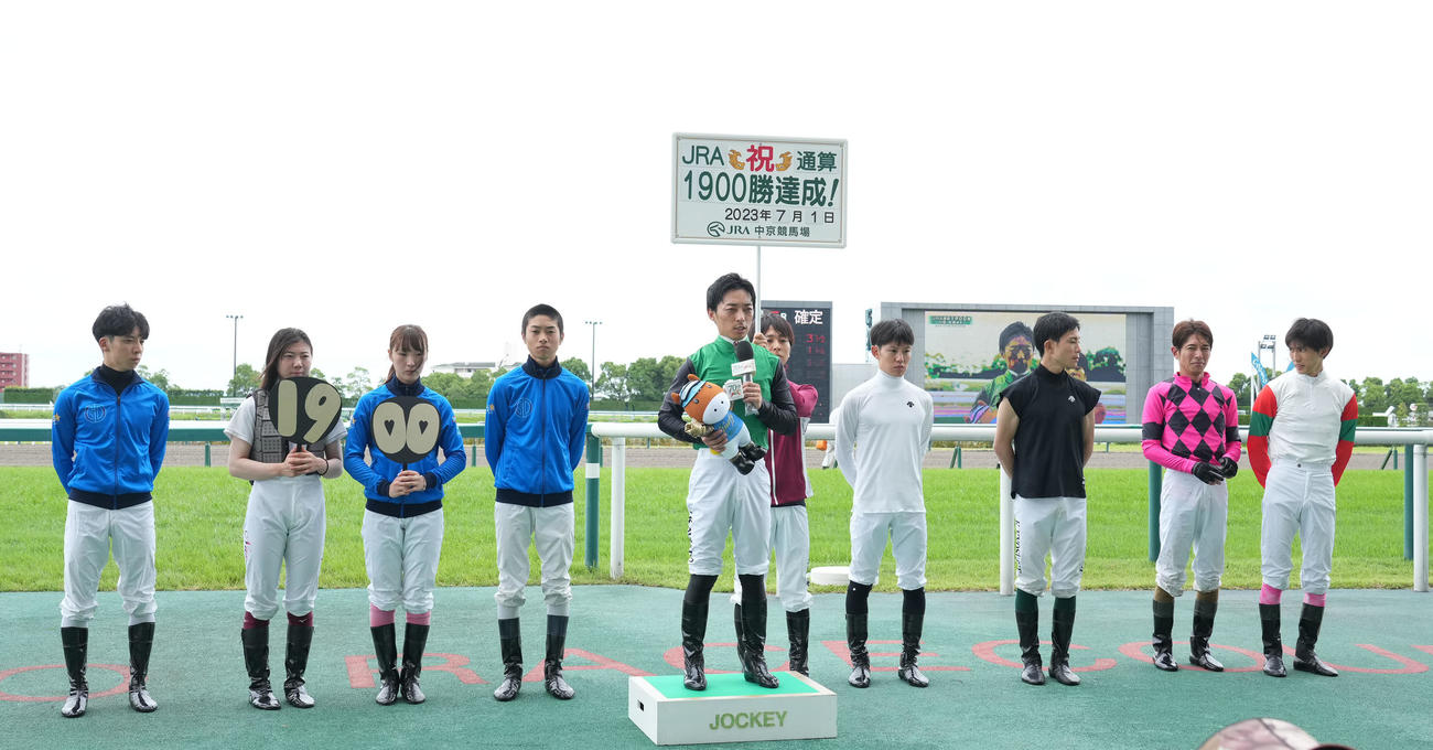 中京5RでJRA通算1900勝を達成した川田騎手（中央）（撮影・森本幸一）