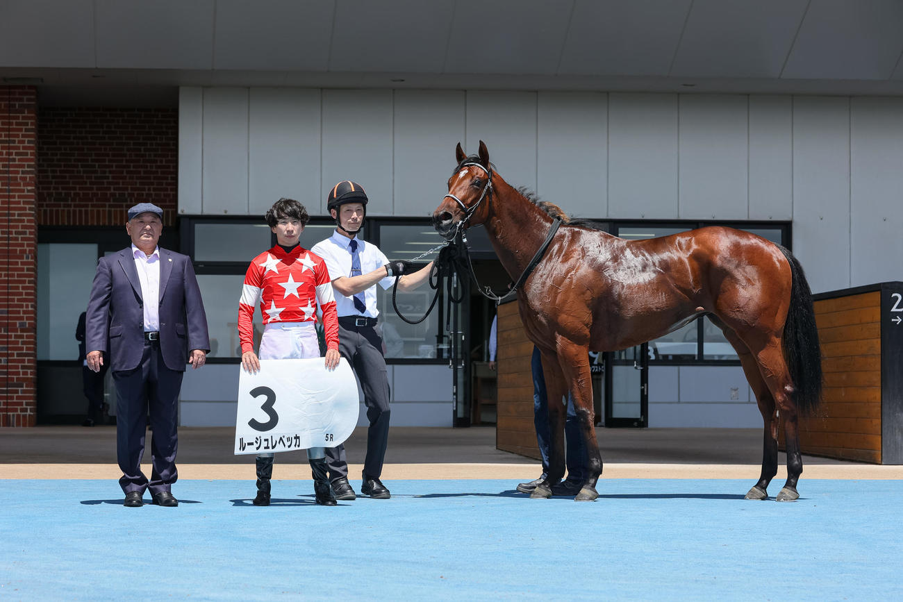 函館5R、デビュー戦を制したルージュレベッカと横山和騎手（左から2人目）（撮影・村野早祐）