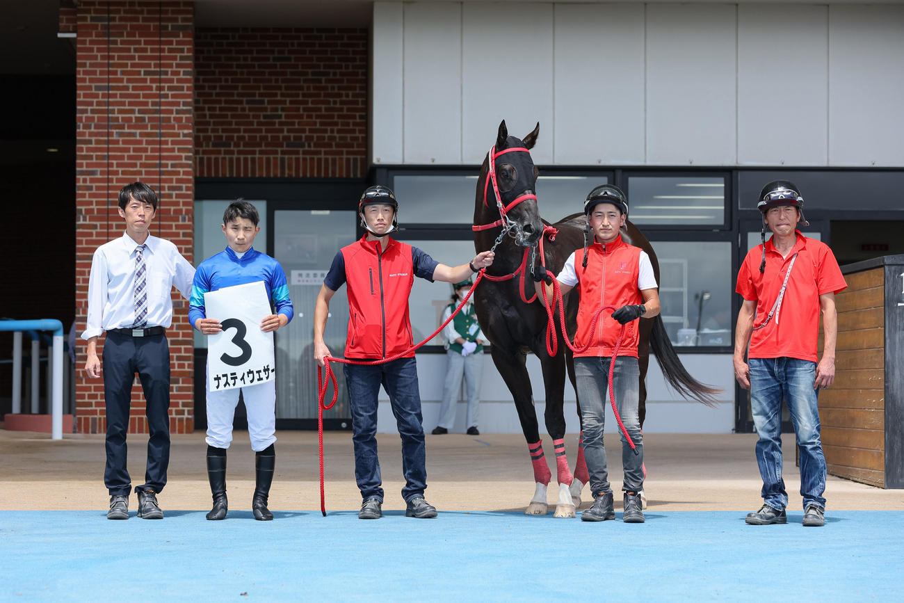 函館6R、デビュー戦を制したナスティウェザーと佐々木騎手（左から2人目）（撮影・村野早祐）