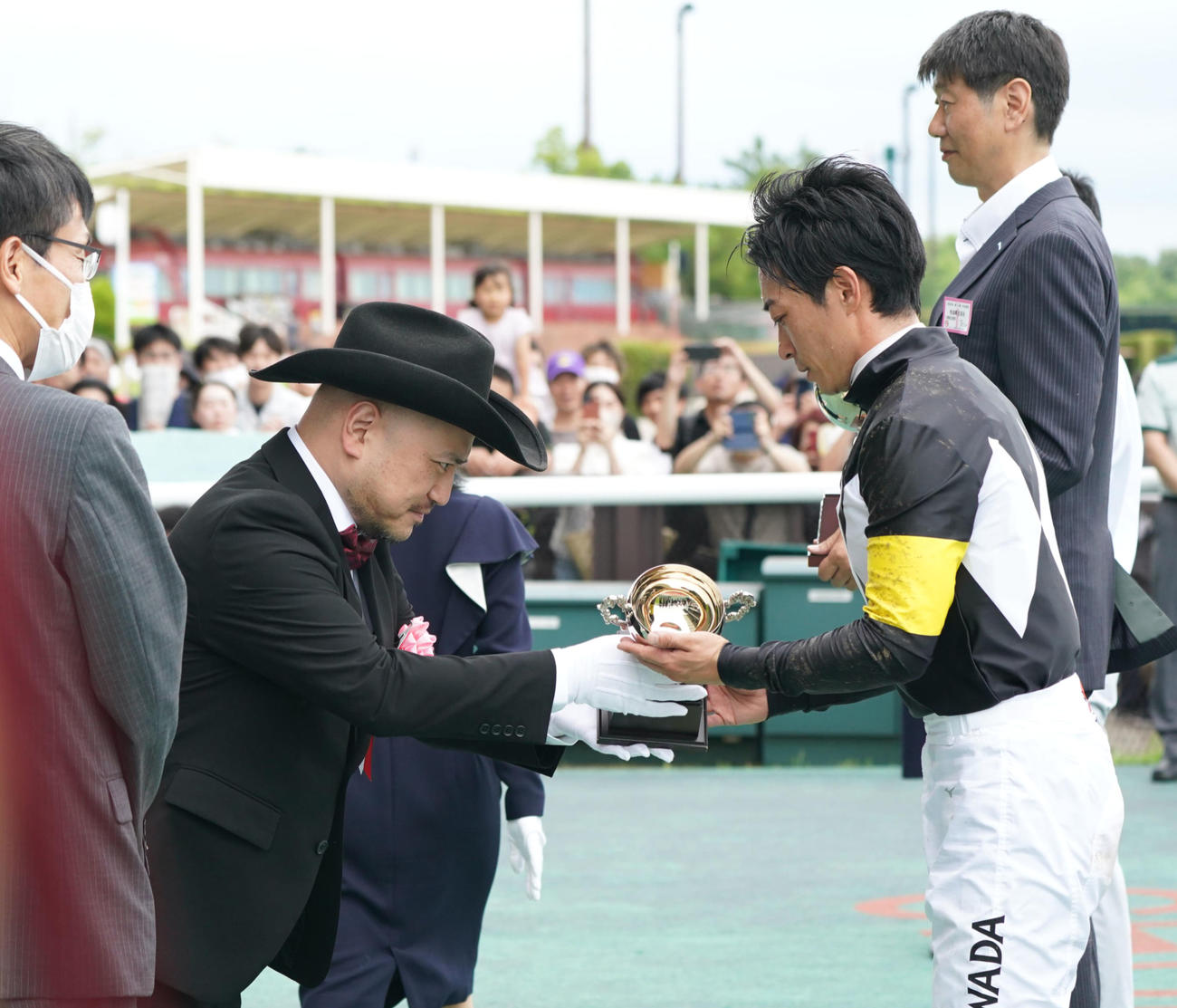白川郷Sをアスクコンナモンダで制した川田騎手にトロフィーを渡すハリウッドザコシショウ