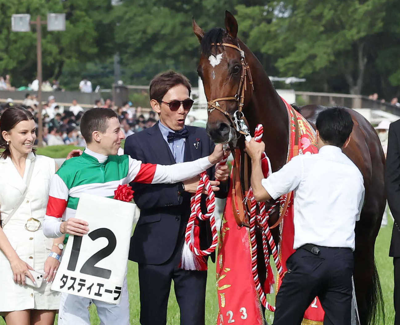 5月28日、ダービーを制したタスティエーラをねぎらうレーン騎手