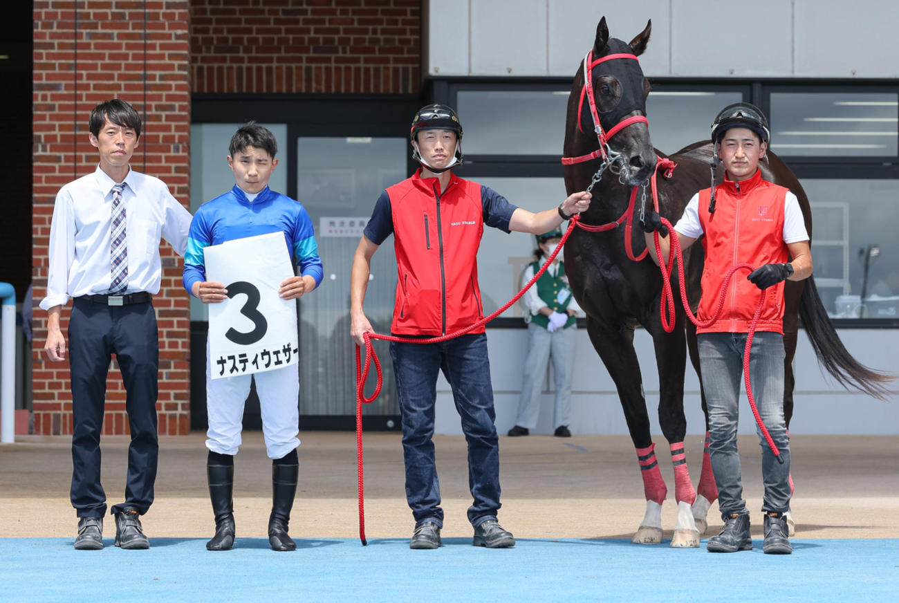 函館6Rの新馬戦をナスティウェザーで制した佐々木大輔騎手左から2人目