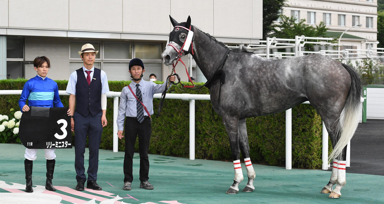 福島11R、鶴ケ城Sを制したリリーミニスター、左から石川騎手、緒方調教師（撮影・柴田隆二）