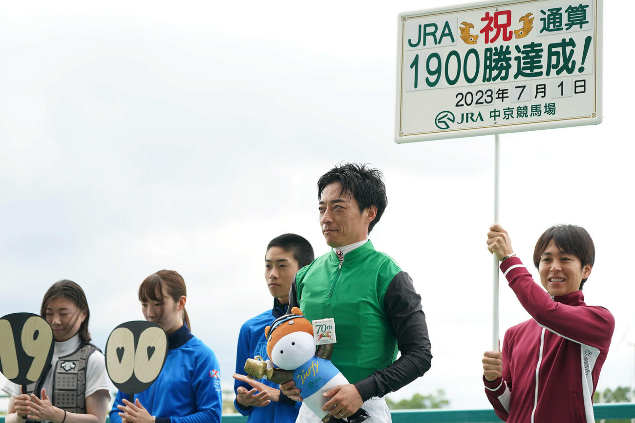 クリノハレルヤで勝利しJRA通算1900勝を達成した川田騎手（右から2人目）（撮影・森本幸一）