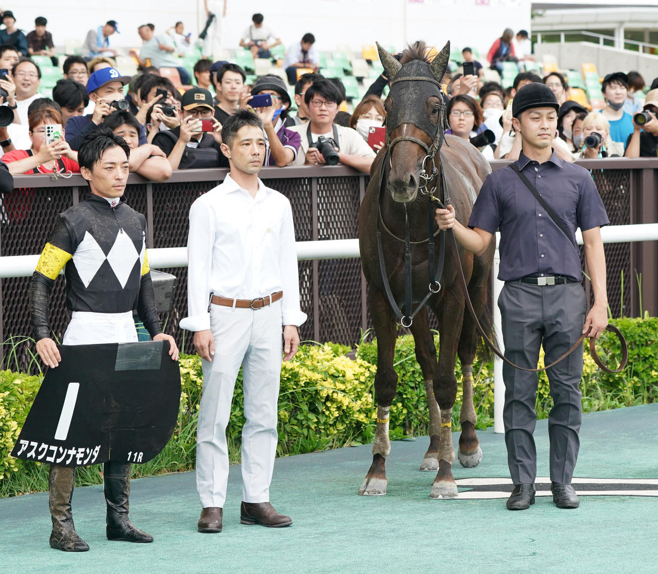 白川郷Sの口取りに臨むアスクコンナモンダ（撮影・森本幸一）