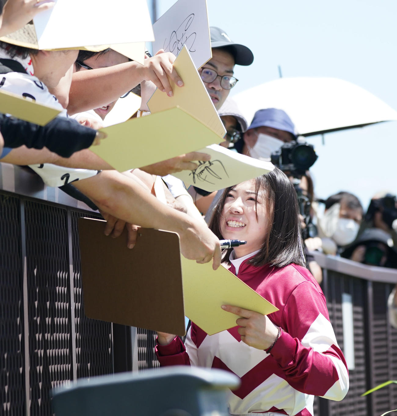 ピエナパイロで勝利しファンサービスをする河原田菜々騎手（右）（撮影・森本幸一）