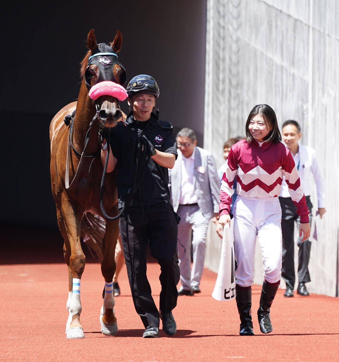 中京2R、ピエナパイロで勝利した河原田菜々騎手（右から2人目）（撮影・森本幸一）