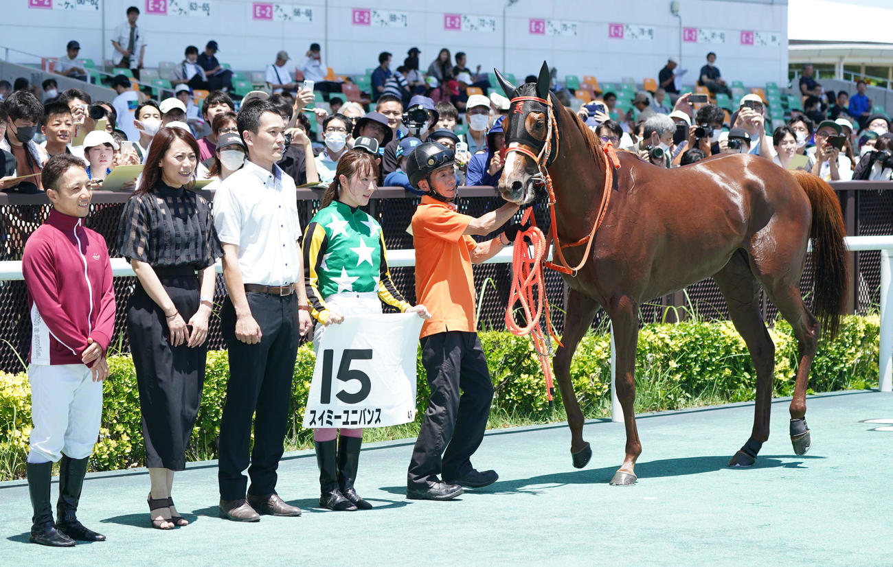 中京4R、スイミーユニバンスで勝利した永島まなみ騎手（左から4人目）（撮影・森本幸一）
