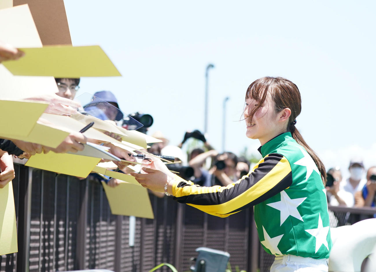 中京4R、スイミーユニバンスで勝利しファンサービスをする永島まなみ騎手（右）（撮影・森本幸一）