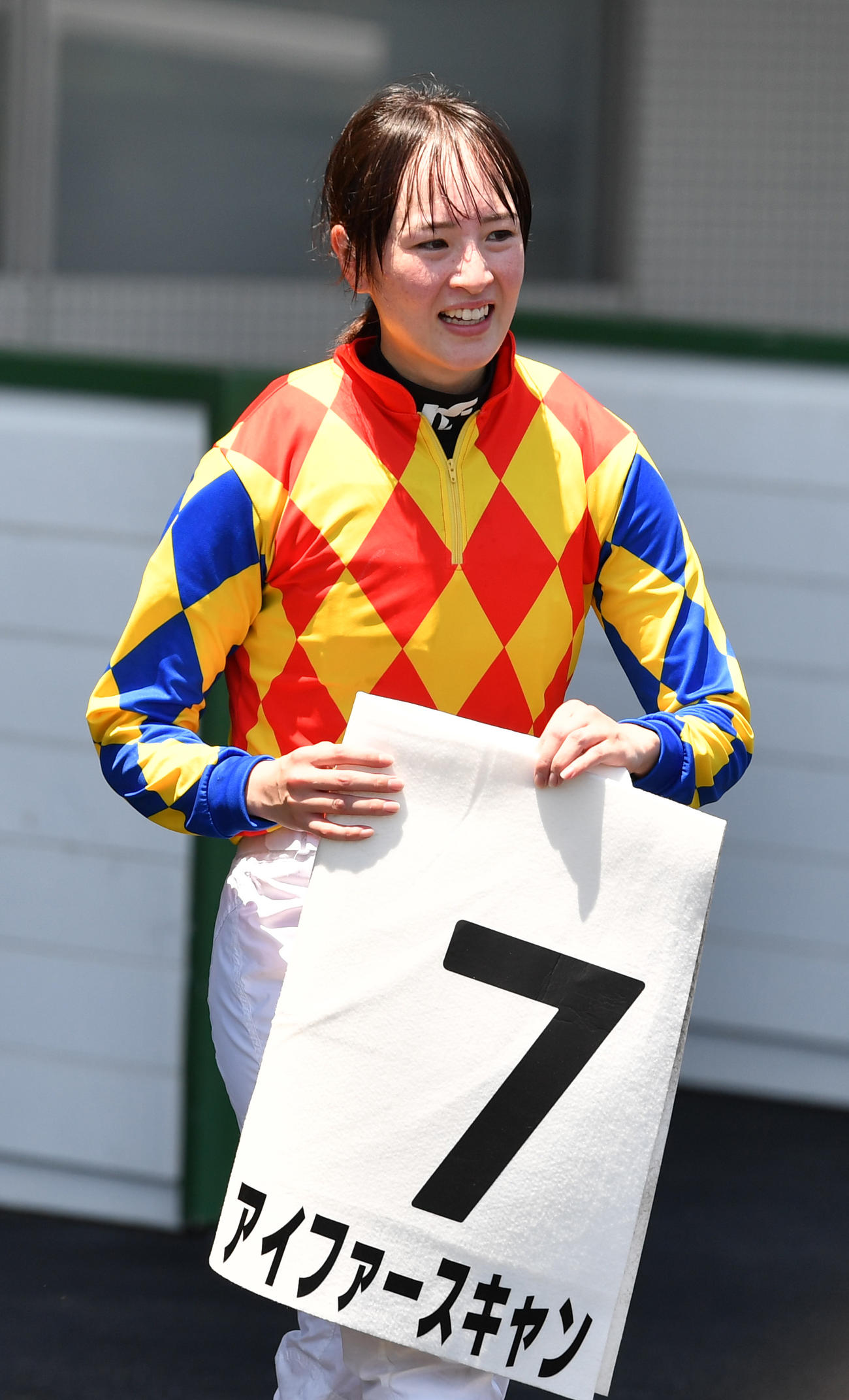 福島4Rで勝利し笑顔を見せる藤田菜七子騎手（撮影・柴田隆二）