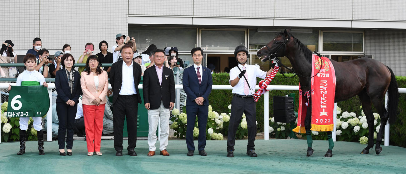 ラジオNIKKEI賞を制したエルトンバローズ、左端は西村淳騎手（撮影・柴田隆二）