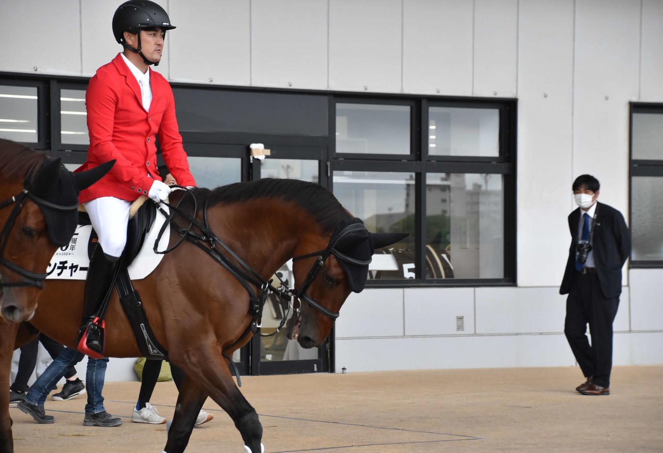 誘導馬クリンチャーを見つめる木南記者（写真は読者提供）