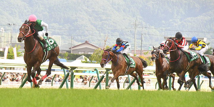 七夕賞を制したエヒト（左端）（撮影・柴田隆二）＝2022年7月10日、福島競馬場