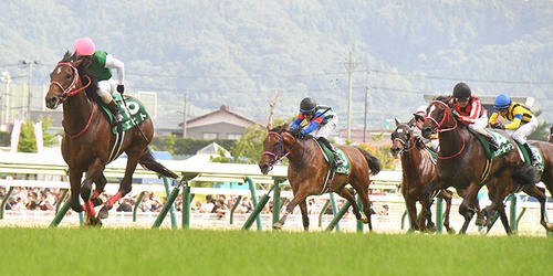 七夕賞を制したエヒト(左端)(撮影・柴田隆二)=2022年7月10日、福島競馬場