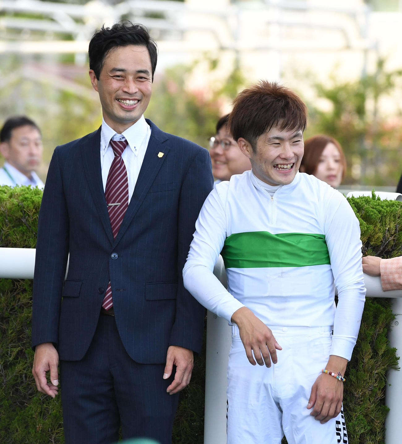 ラジオNIKKEI賞を制したエルトンバローズの杉山晴師（左）と西村淳騎手は喜び合う（撮影・柴田隆二）