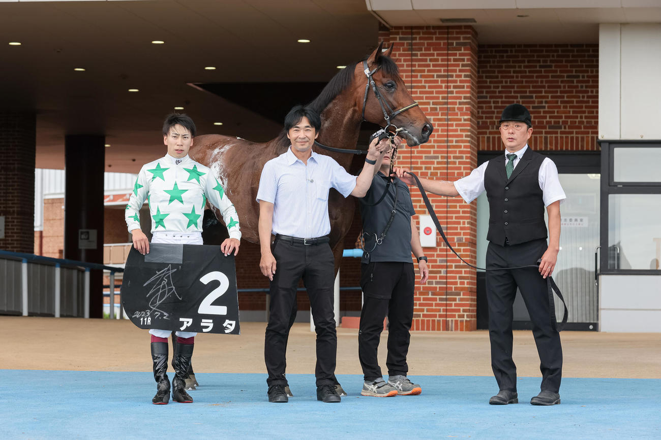 函館11R、巴賞を制したアラタ（撮影・村野早祐）