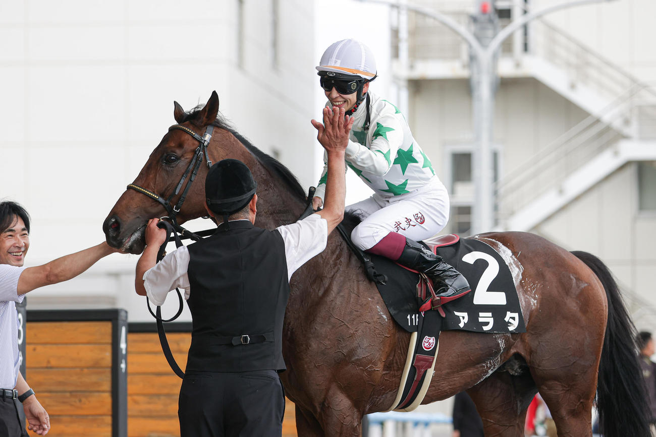 アラタで巴賞を制し笑顔を見せる横山武騎手（撮影・村野早祐）