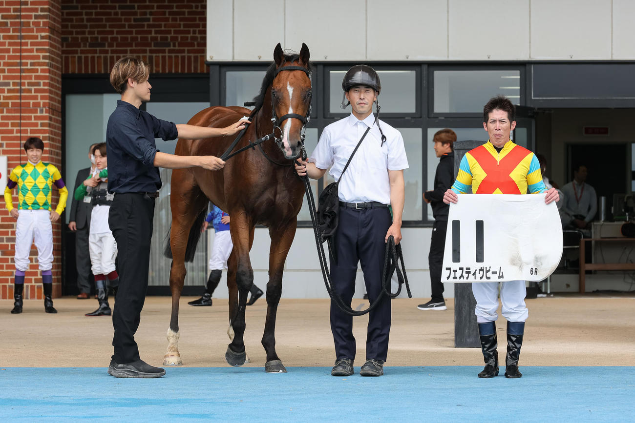 函館6R、フェスティヴビームで勝利しJRA通算600勝を達成した柴山騎手（右）（撮影・村野早祐）