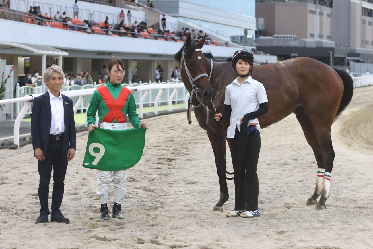 ハクサンミニョンを初勝利に導き記念撮影に納まる永島まなみ騎手（左から2人目）