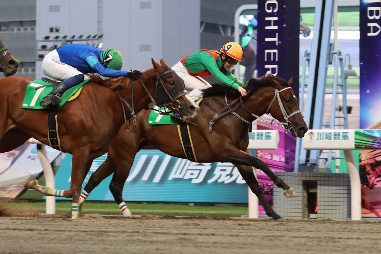 デイアンドナイト（左）の猛追を鼻差で退けジュライフラワー賞を制したハクサンミニョンと永島まなみ騎手