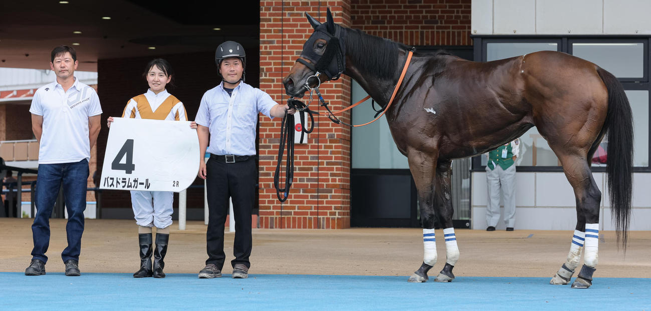 口取りを行うバスドラムガールと古川奈騎手（左から2人目）（撮影・村野早祐）