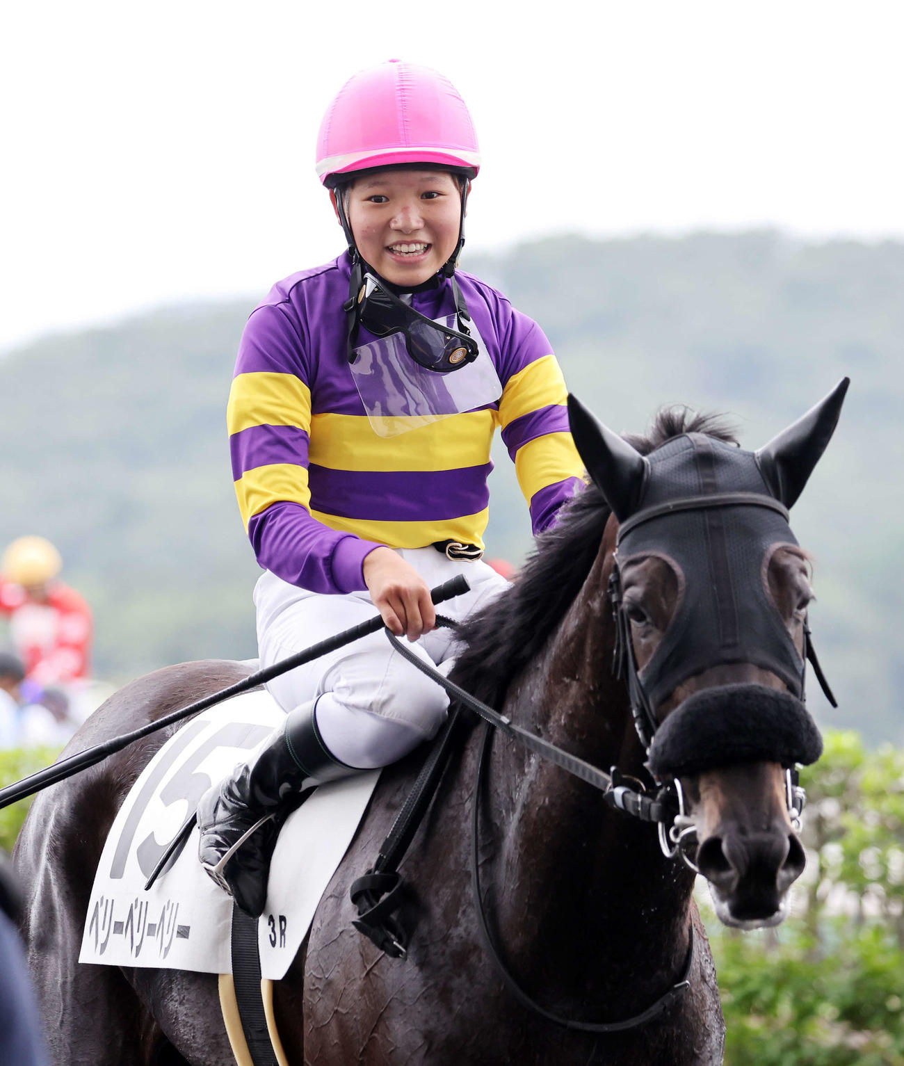 3歳未勝利を制したベリーベリーベリーと笑顔を見せる小林美駒騎手（撮影・鈴木正人）