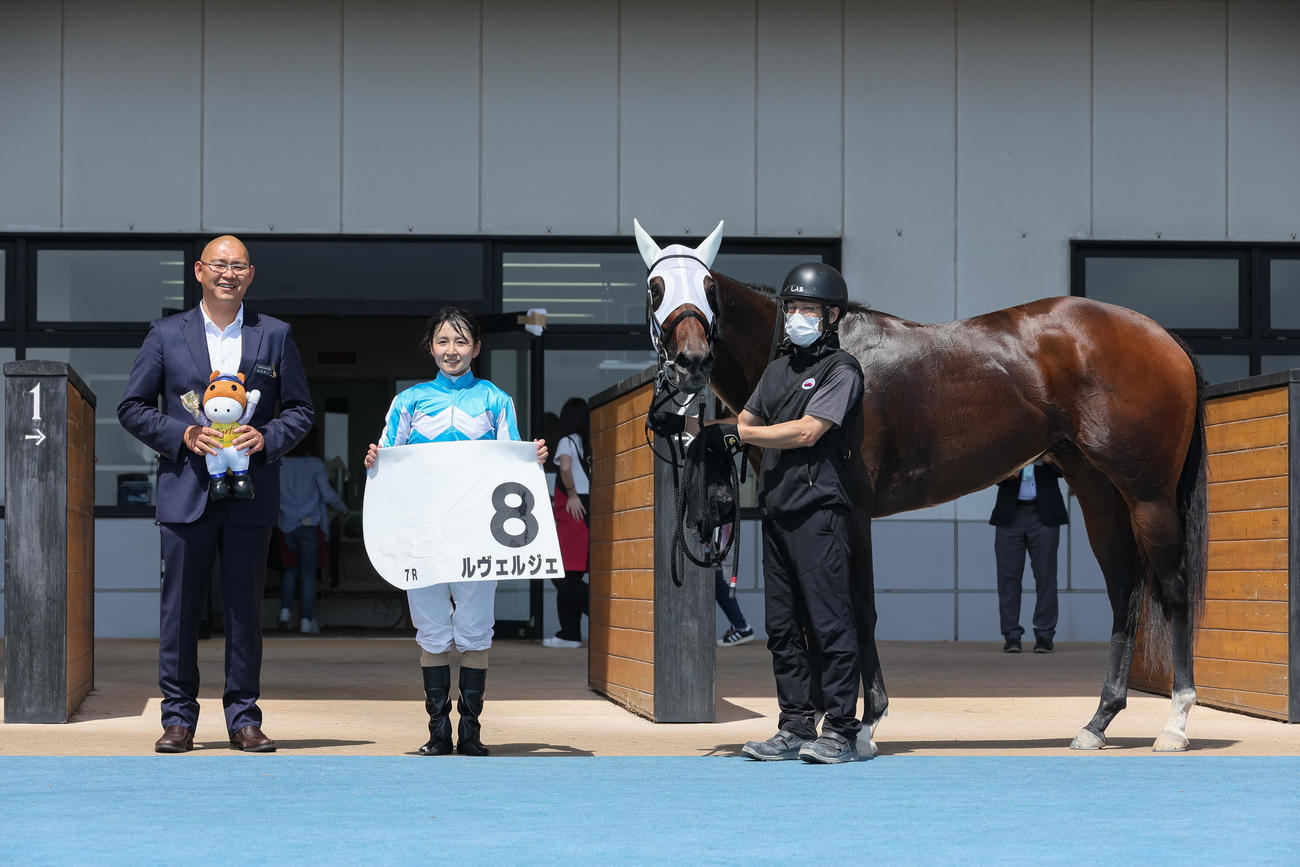 函館7R、1勝クラスを勝ち上がったルヴェルジェと古川奈穂騎手（撮影・村野早祐）