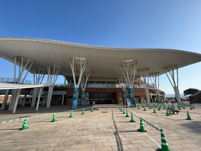 函館競馬場の入場門