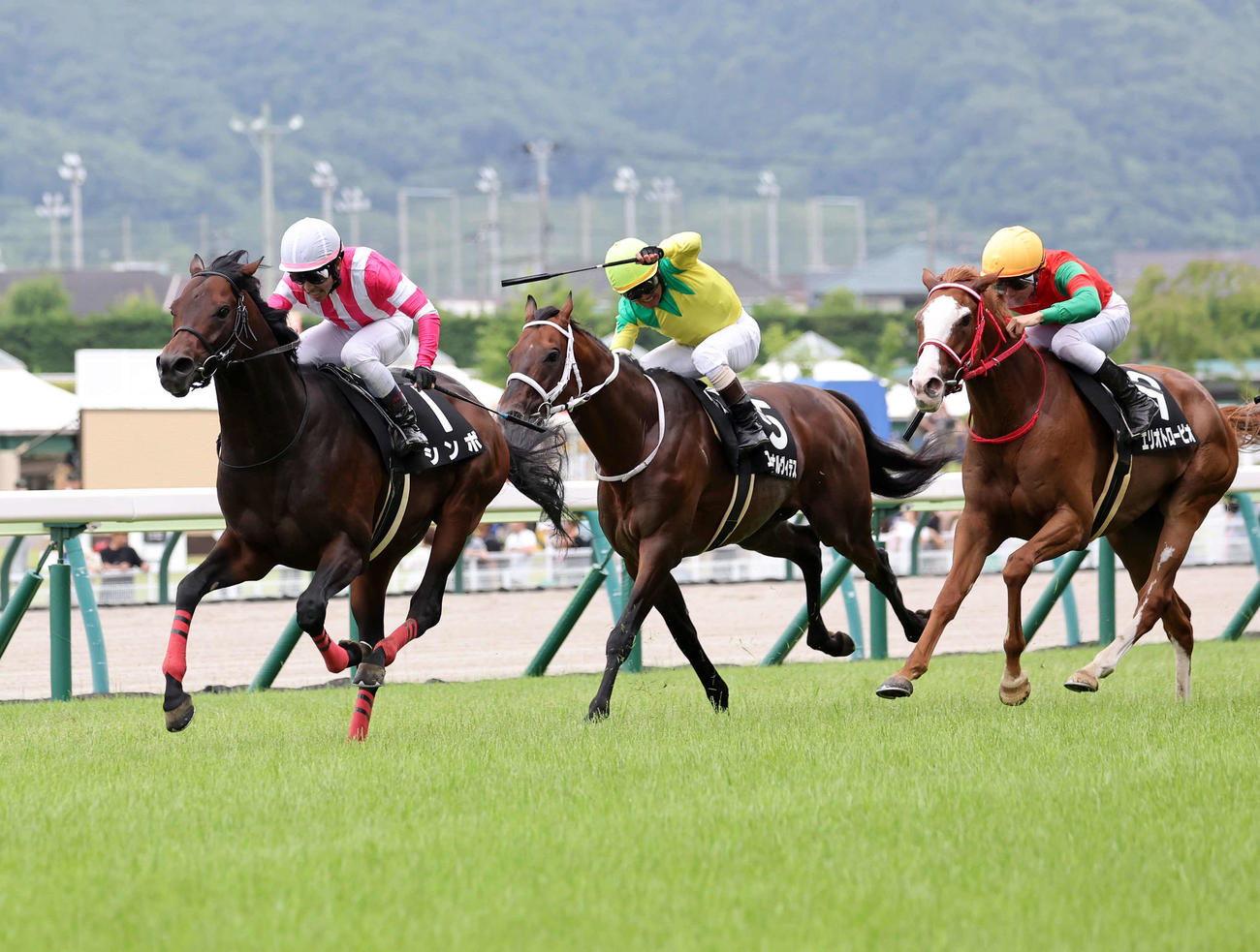 阿武隈Sを制したシンボ（左）と戸崎圭太騎手（撮影・鈴木正人）