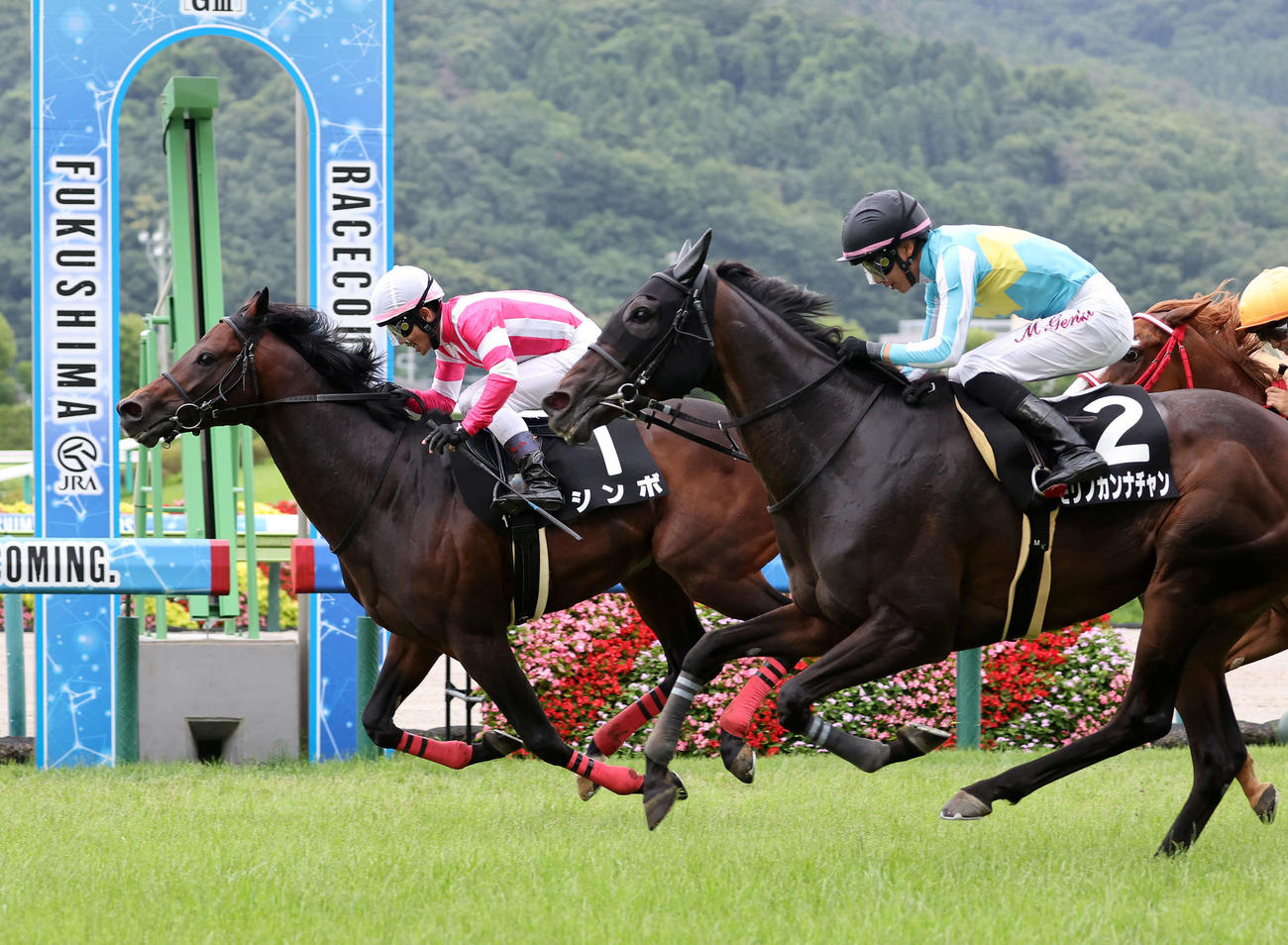 阿武隈Sを制したシンボ（左）と戸崎圭太騎手（撮影・鈴木正人）