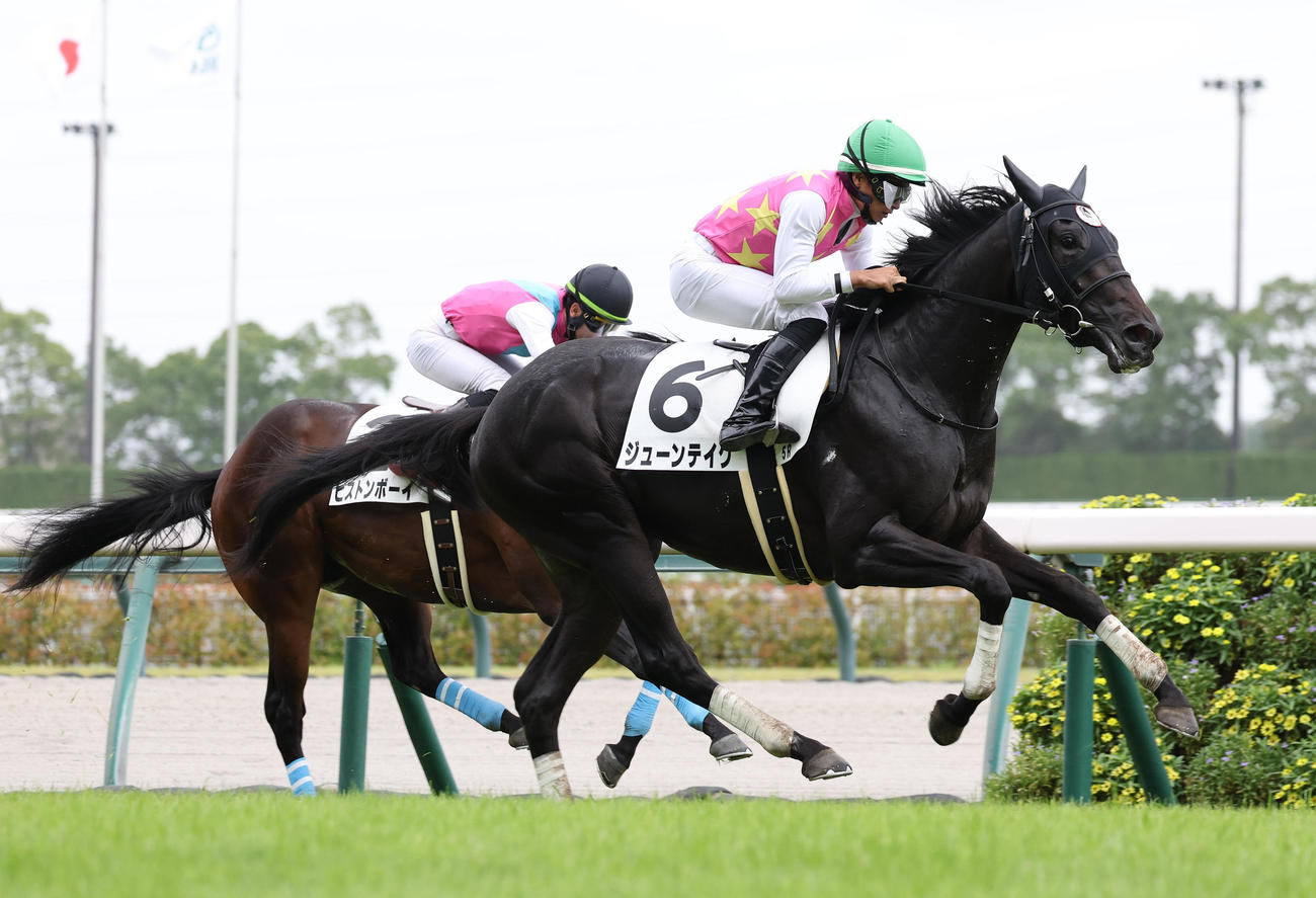 直線抜け出して新馬戦を制したジューンテイクと岩田望騎手（撮影・白石智彦）