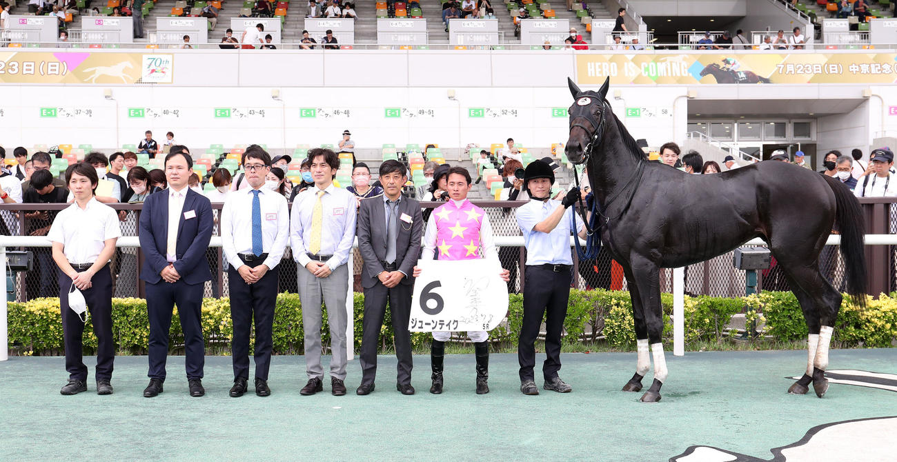 新馬戦を制したジューンテイクと口取りに並ぶ岩田望騎手（右から2人目）（撮影・白石智彦）