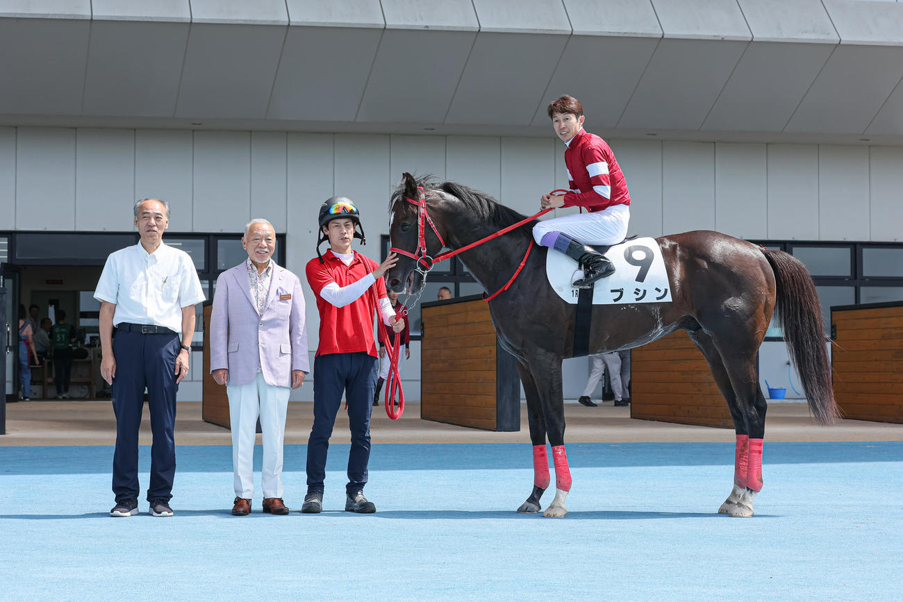 函館1R、2歳未勝利を制したブシンと武豊騎手（撮影・村野早祐）