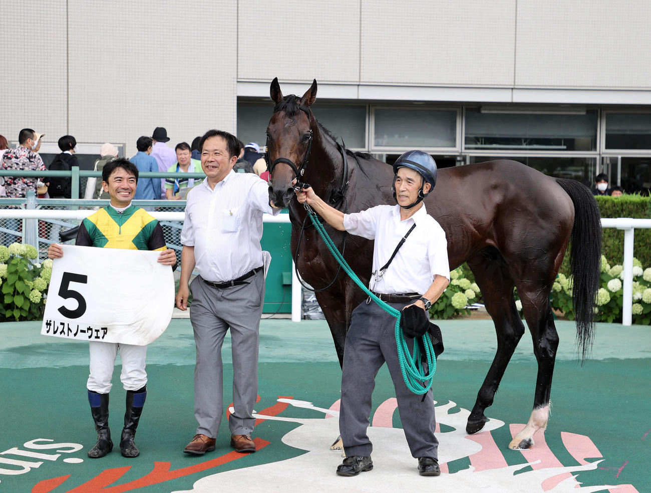 障害未勝利を制したザレストノーウェアと蓑島靖典騎手（撮影・鈴木正人）