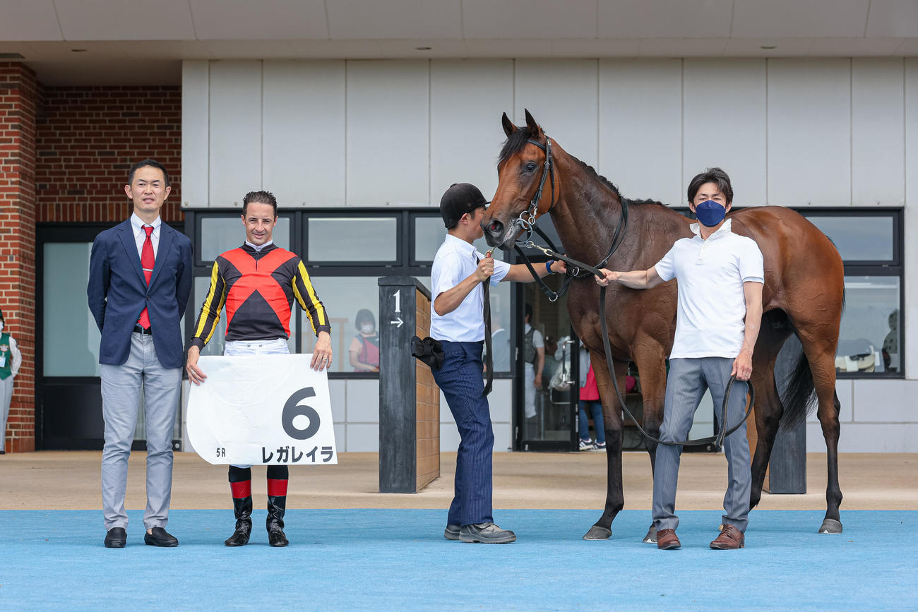 デビュー戦を制し、口取りを行うレガレイラ（撮影・村野早祐）