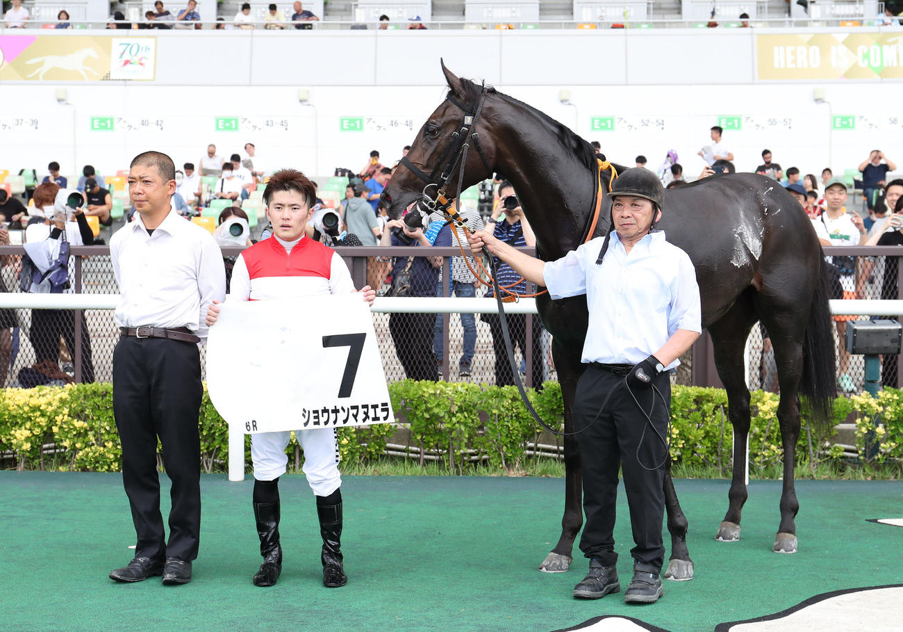 中京6R新馬戦を制したショウナンマヌエラと口取りに並ぶ西村淳騎手（中央）（撮影・白石智彦）