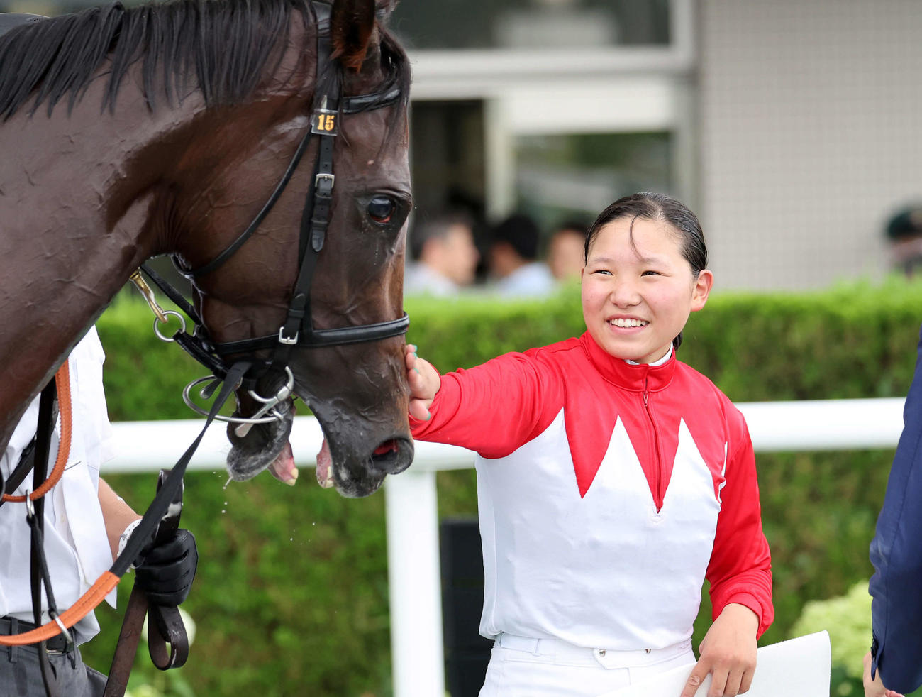 3歳以上1勝クラスを制したフィールザオーラを笑顔でなでる小林美駒騎手（撮影・鈴木正人）