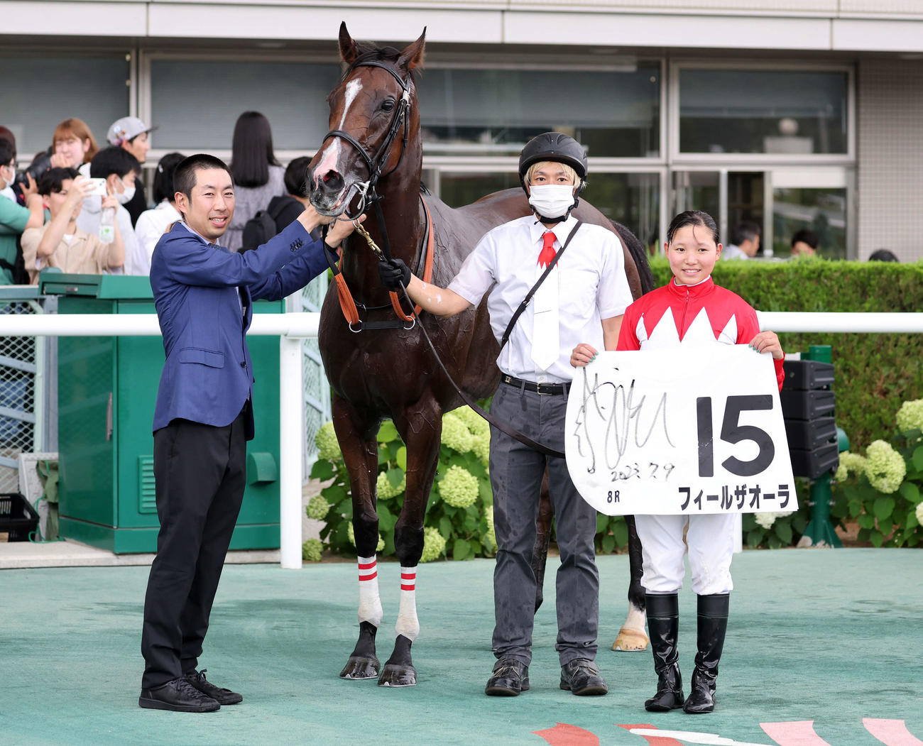 3歳以上1勝クラスを制したフィールザオーラと小林美駒騎手（撮影・鈴木正人）